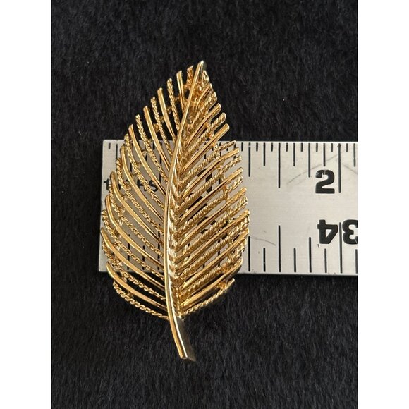 Vtg Napier Gold-Tone Leaf Brooch Pin Elegant Jewelry Accessory Approx. 2.5” - Picture 5 of 5